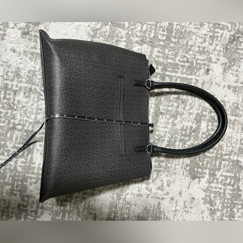 Guess purse - Picture 2 of 9